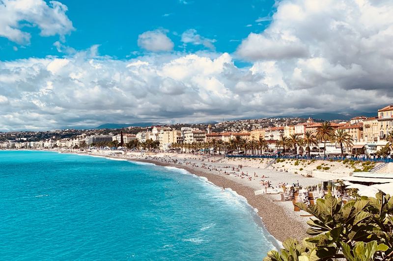 La Baie des Anges et la plage de Nice vues depuis les hauteurs