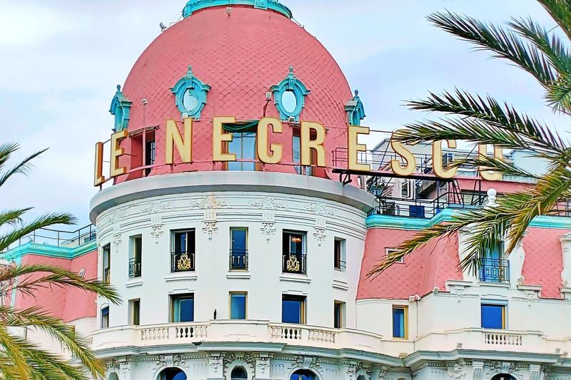 La façade blanche et la coupole rose du Negresco, sur la Promenade des Anglais