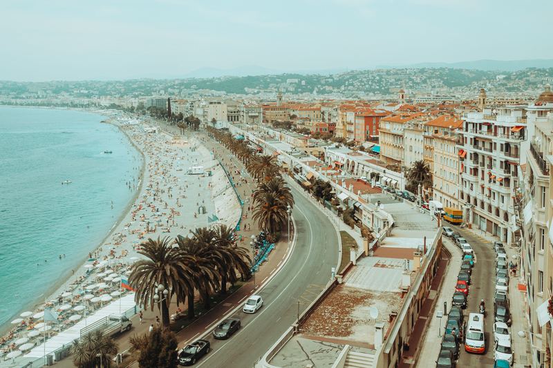 Vue plongeante sur la Promenade des Anglais, ses palmiers et la plage
