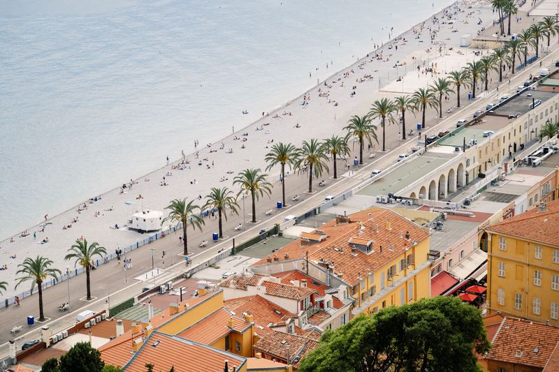 Les toits du Vieux Nice et la plage des Ponchettes vus d'en haut